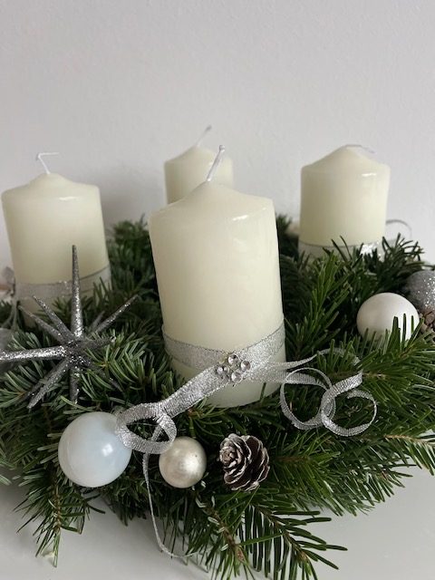 Dekorativni adventski i novogodišnji venac Natur beli