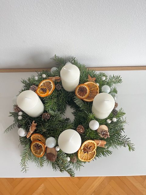 Dekorativni adventski i novogodišnji venac Natur beli