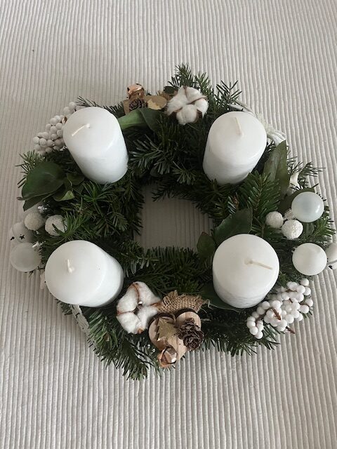 Dekorativni adventski i novogodišnji venac Natur beli