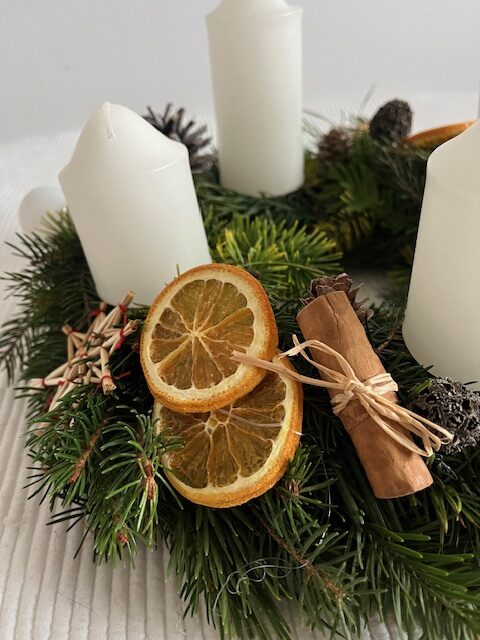 Dekorativni adventski i novogodišnji venac Natur beli