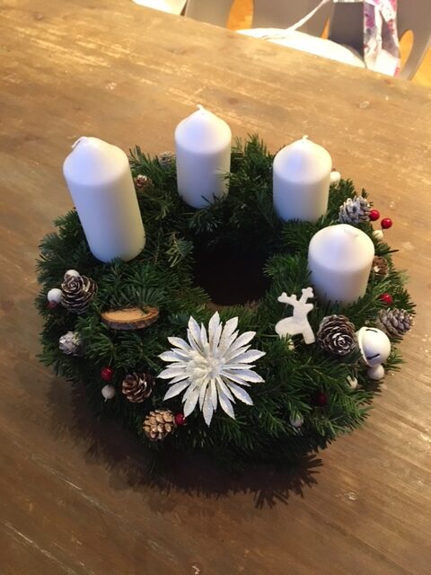 Dekorativni adventski i novogodišnji venac Natur beli