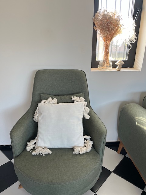 Boho ukrasni jastuk natur sa kićankama