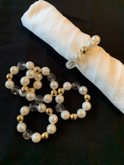 Prstenčići za salvete miks perli sa zlatnom kićankom