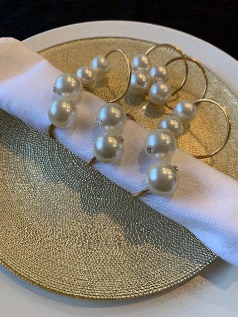 Zlatni metalni prstenčić za salvete sa perlama