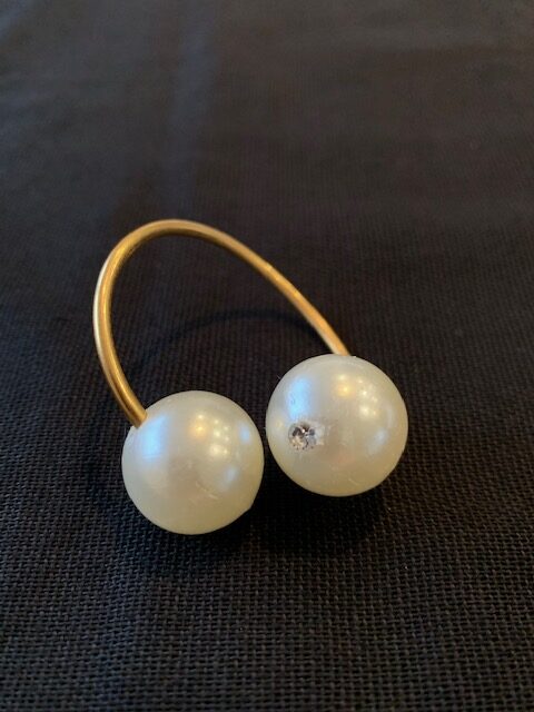 Zlatni metalni prstenčić za salvete sa perlama