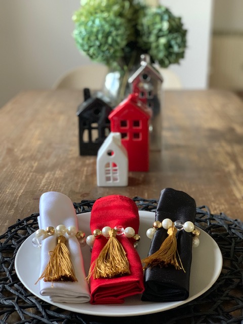 Prstenčići za salvete miks perli sa zlatnom kićankom