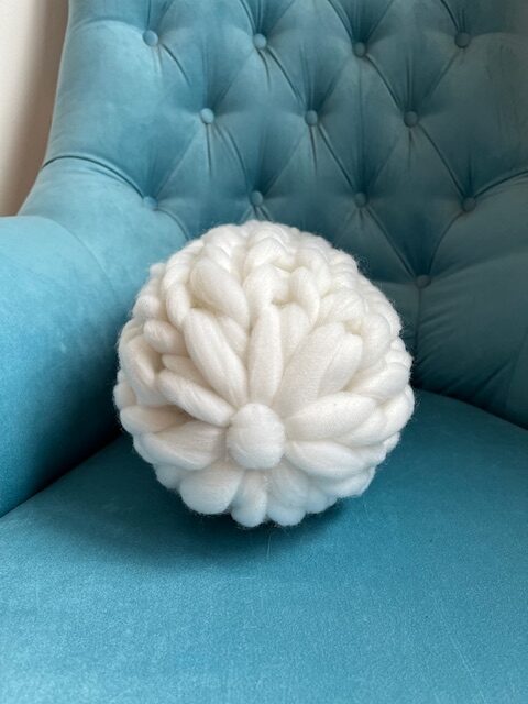 Dekorativni bombona jastuk od debele vune beli