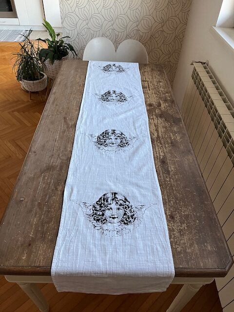 Beli pamučni raner za centar stola Andjeli