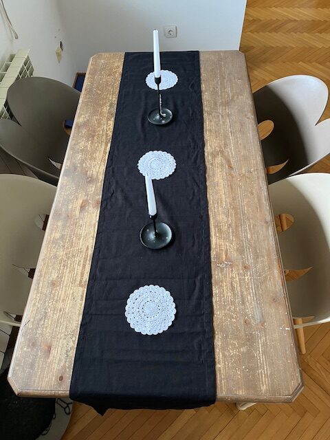 Crni pamučni raner sa heklanim rozetama