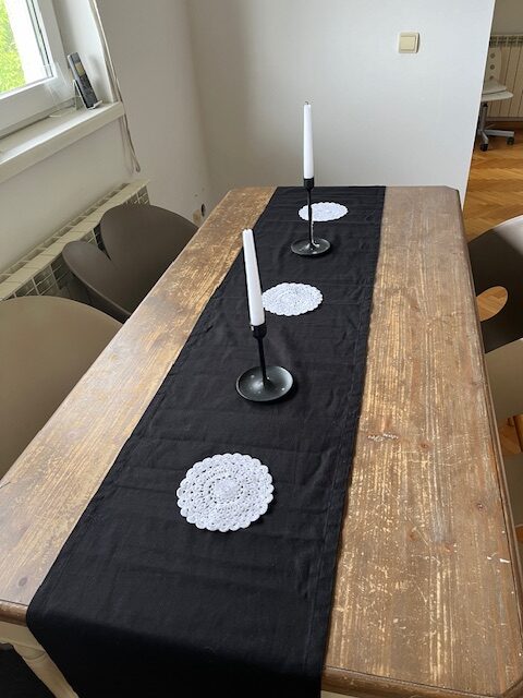 Crni pamučni raner sa heklanim rozetama