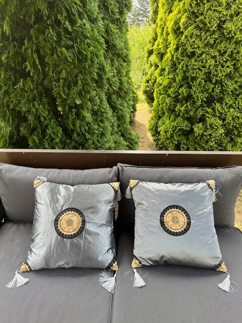 Deko jastuci od kineske svile sa zlatnim vezom