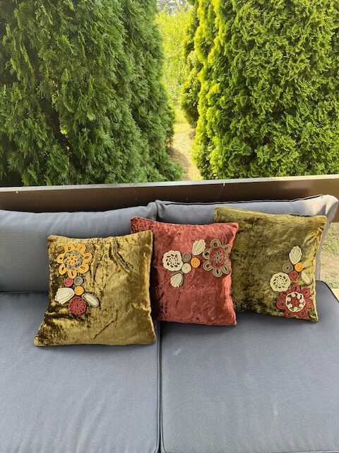 Dekorativni plišani jastučići sa heklanim aplikacijama