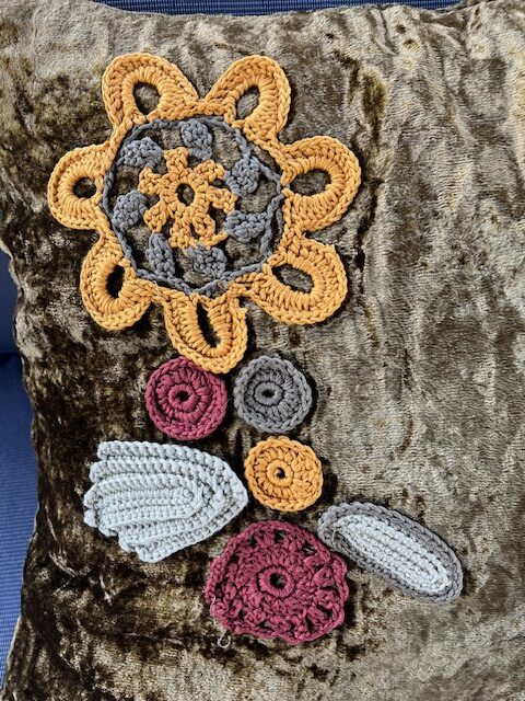 Dekorativni plišani jastučići sa heklanim aplikacijama