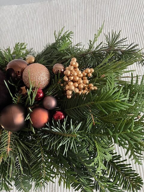 Aranžman od svežih četinara Novogodišnji braon