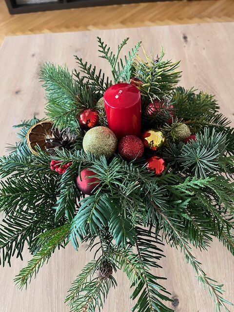 Novogodišnji i božićni aranžmani od svežih četinara