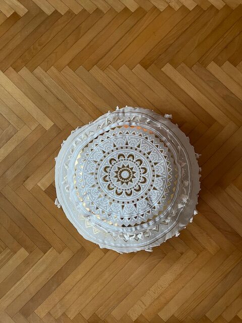 Okrugli podni bež jastuk zlatna mandala