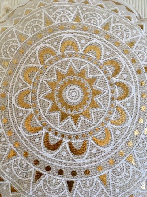 Okrugli podni bež jastuk zlatna mandala