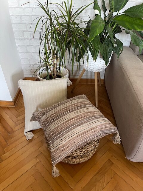 Jastuk lešnik braon pruge sa boho kićankama