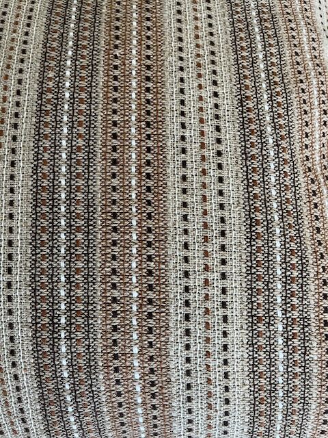 Jastuk lešnik braon pruge sa boho kićankama