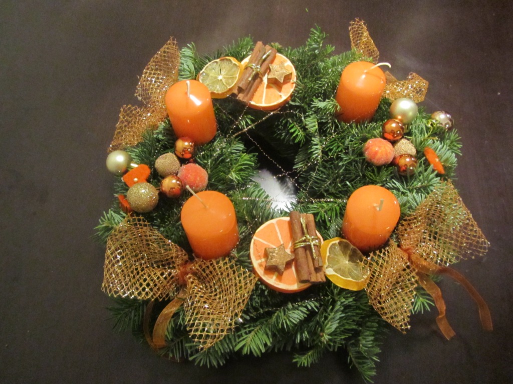 Adventski novogodišnji venac sa narandžastim svećama