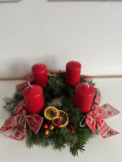 Adventski venac klasični sa crvenim svećama