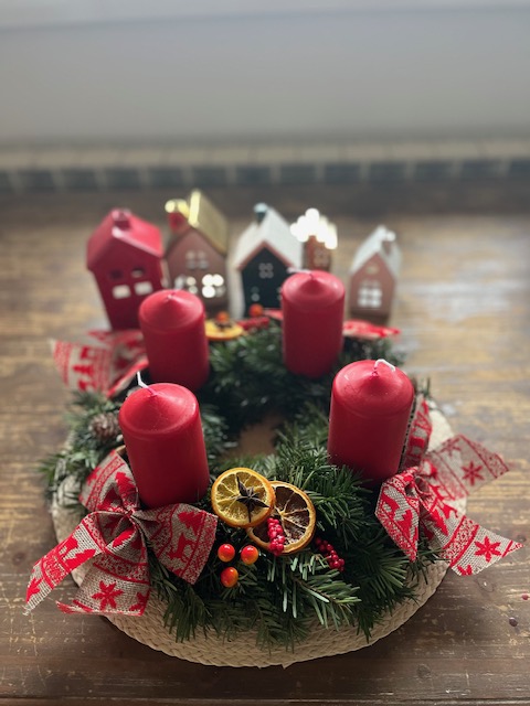 Adventski venac klasični sa crvenim svećama