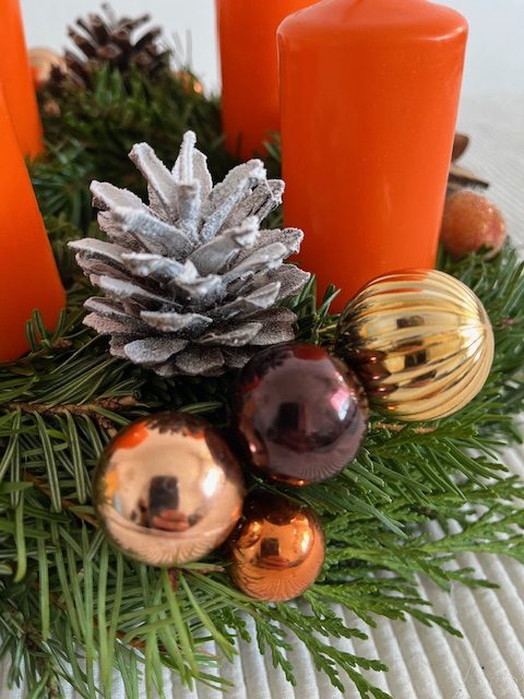 Adventski novogodišnji venac sa narandžastim svećama