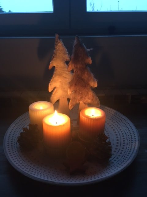 Adventski novogodišnji venac sa narandžastim svećama