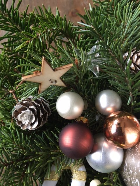 Adventski novogodišnji venac sa narandžastim svećama