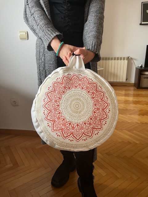 Zafu joga jastuk za meditaciju visoki sa crvenom mandalom je joga jastuk za sedeće meditacije.